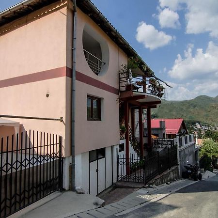 Отель Casa Olanesti Бэи­ле-Олэ­неш­ти Экстерьер фото